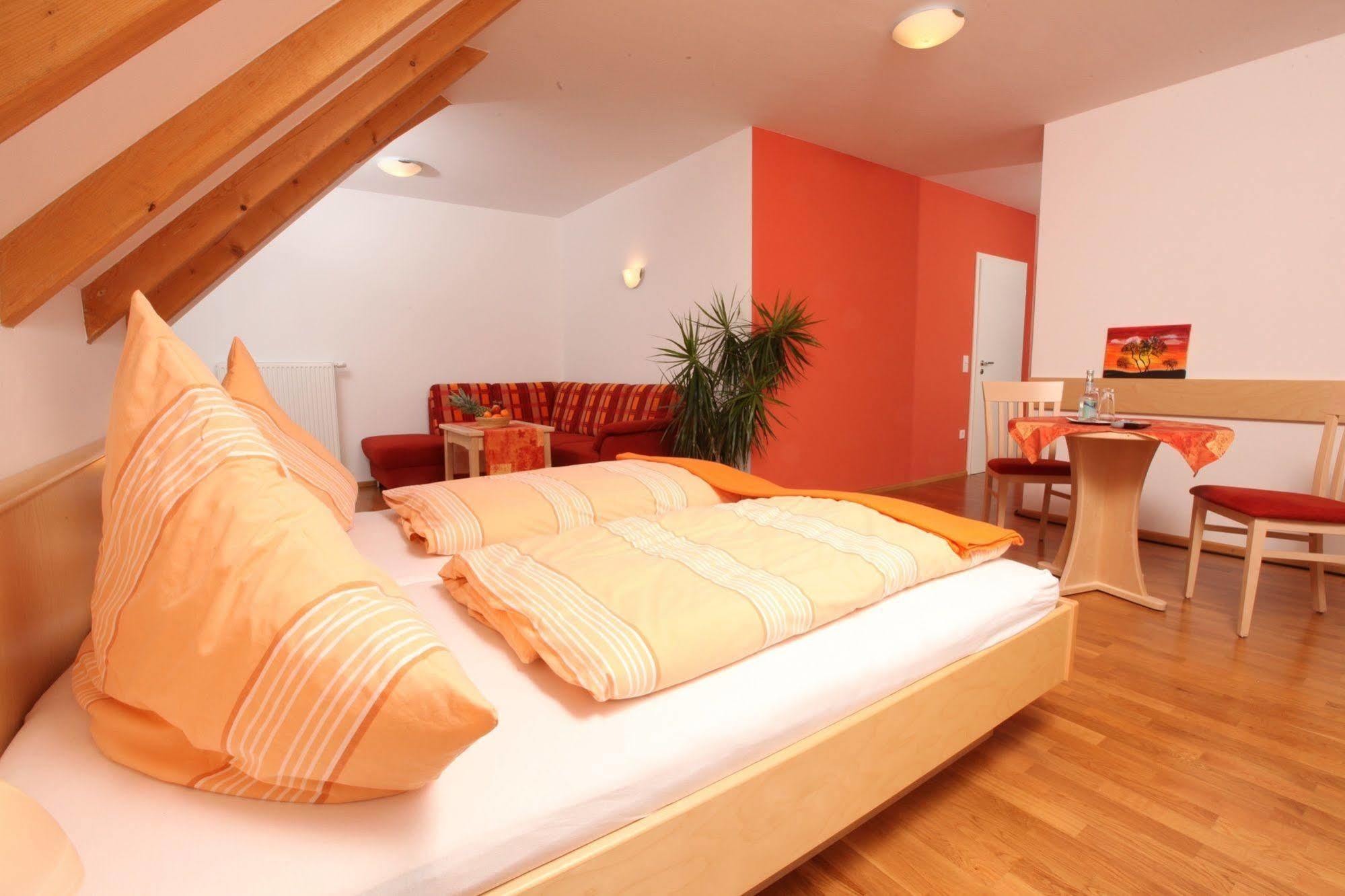 Gasthof-pension Brauner Hirsch In Alfeld - Mittelfranken 3*